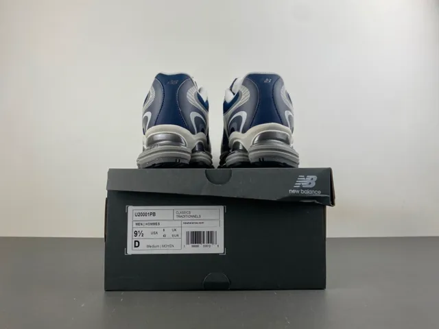 New Balance Chaussures chunky sneakers Navy Gray, cushioning d'air segmenté visible, upper en mesh et synthétique en couches 17