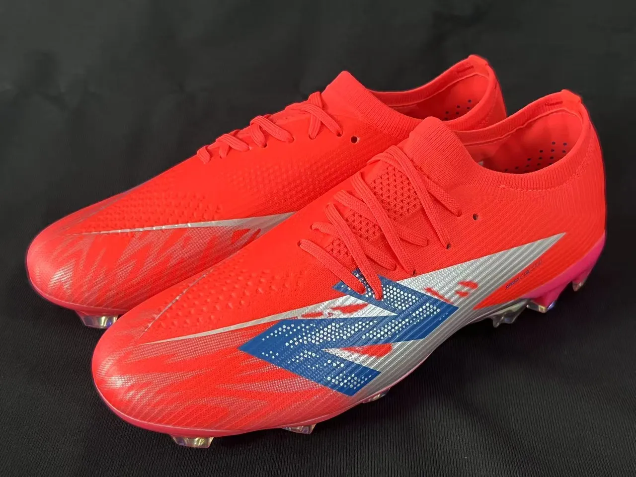 New Balance Chaussures de football terrain ferme orange bleu low-cut upper ajustement chaussette système de lacets asymétrique 19