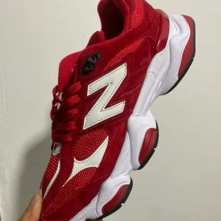 New Balance أحمر أبيض حذاء رياضي مصمم بحرف فريدة من الجلد المدبوغ والشبك كاجوال سميك