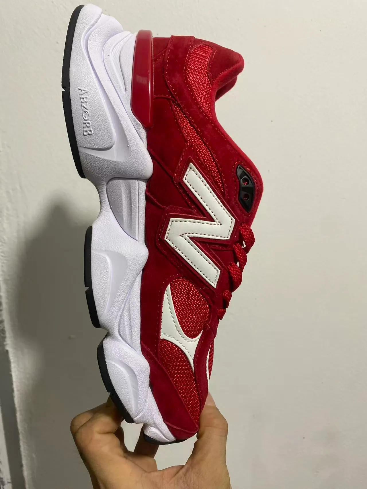 New Balance Vermelho Branco Sola Esculpida Camurça e Malha Superior Tênis Chunky 2