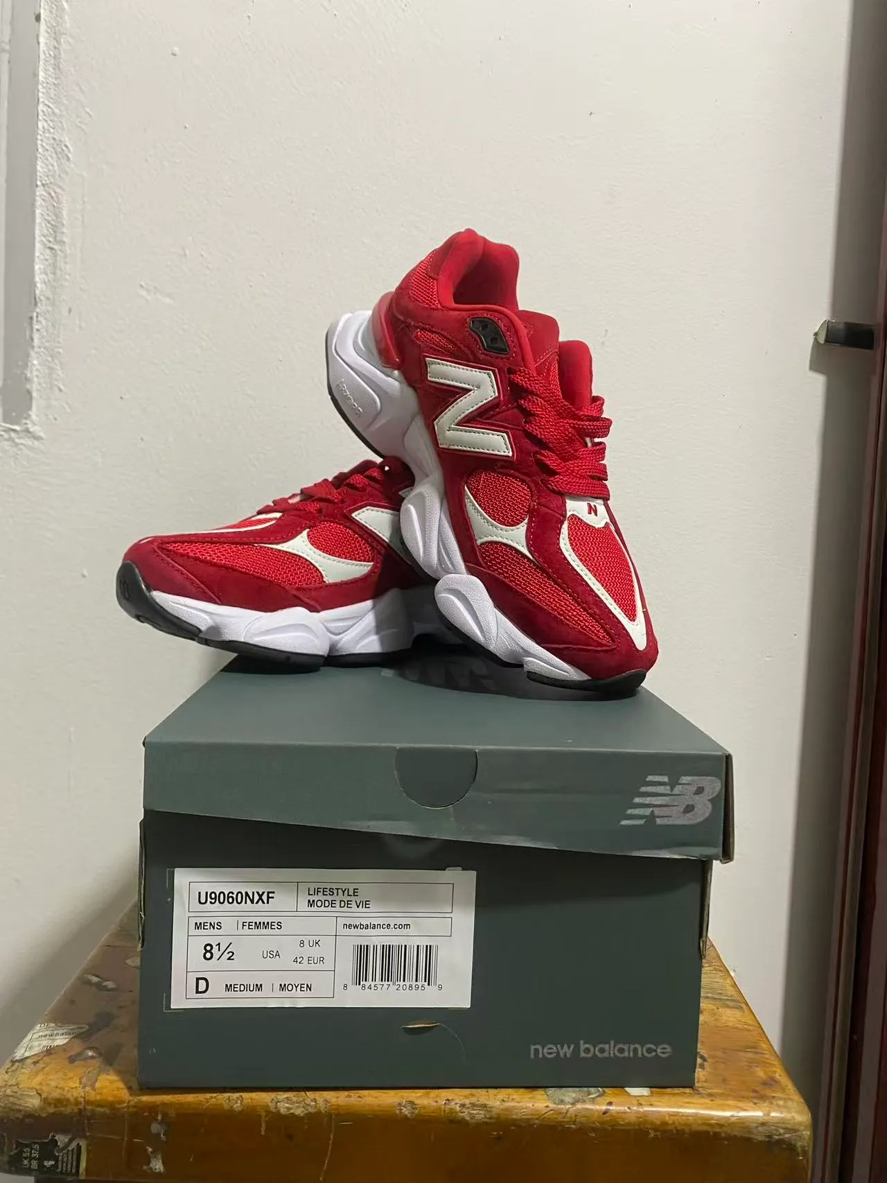 New Balance Vermelho Branco Sola Esculpida Camurça e Malha Superior Tênis Chunky 3