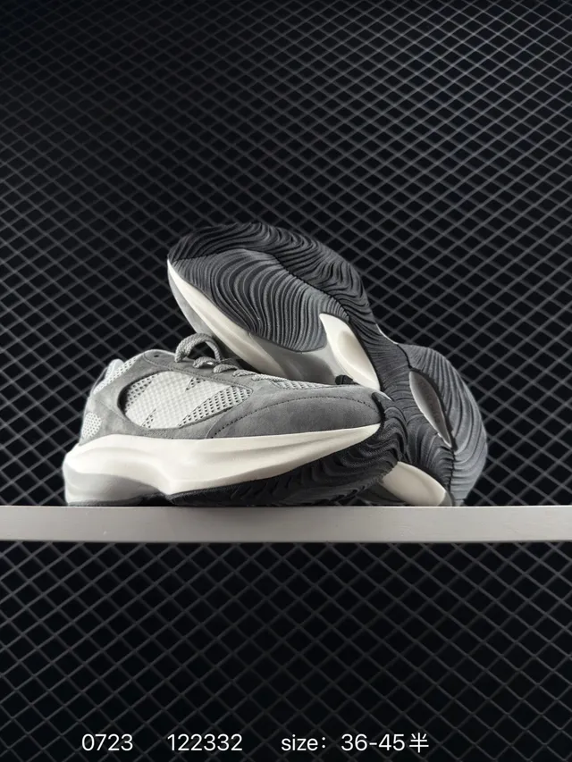 New Balance Warped Runner baskets chunky maille et daim gris 5
