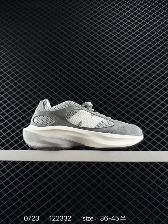 New Balance Warped Runner baskets chunky maille et daim gris 7