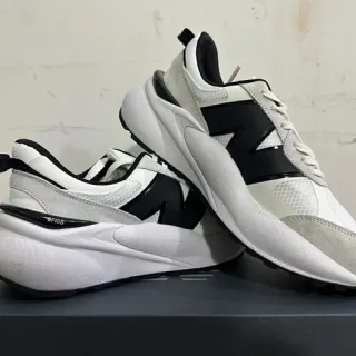 New Balance 白色黑色雕塑鞋底混合材质鞋面厚底运动鞋