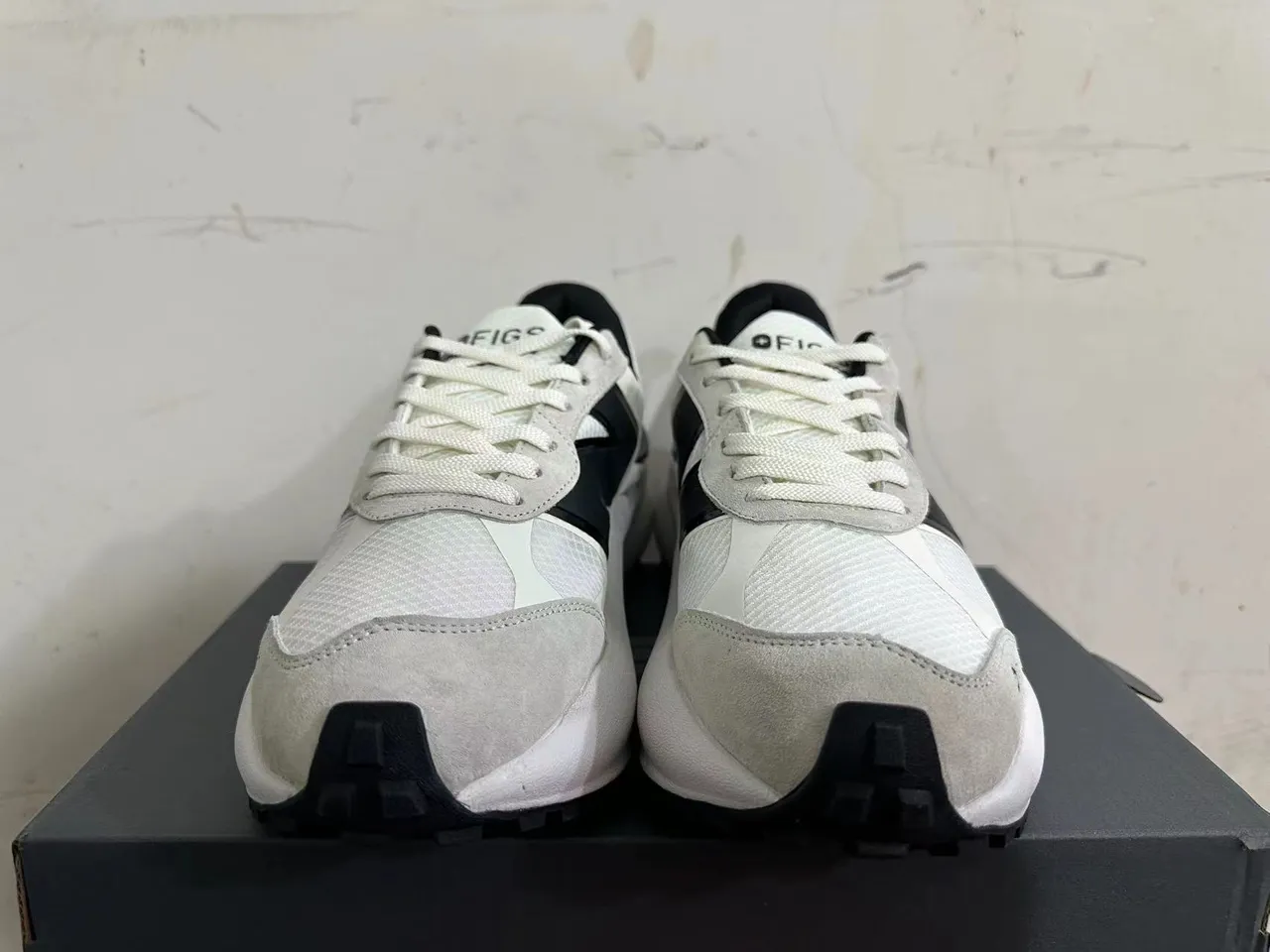 New Balance White Black Sculpted Sole Mixed-Material Upper Chunky Sneakers 3