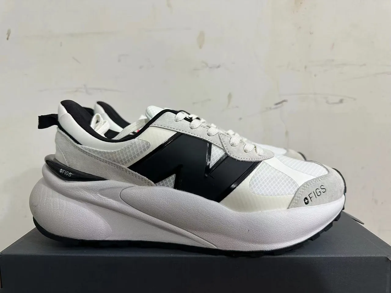 New Balance White Black Sculpted Sole Mixed-Material Upper Chunky Sneakers 4