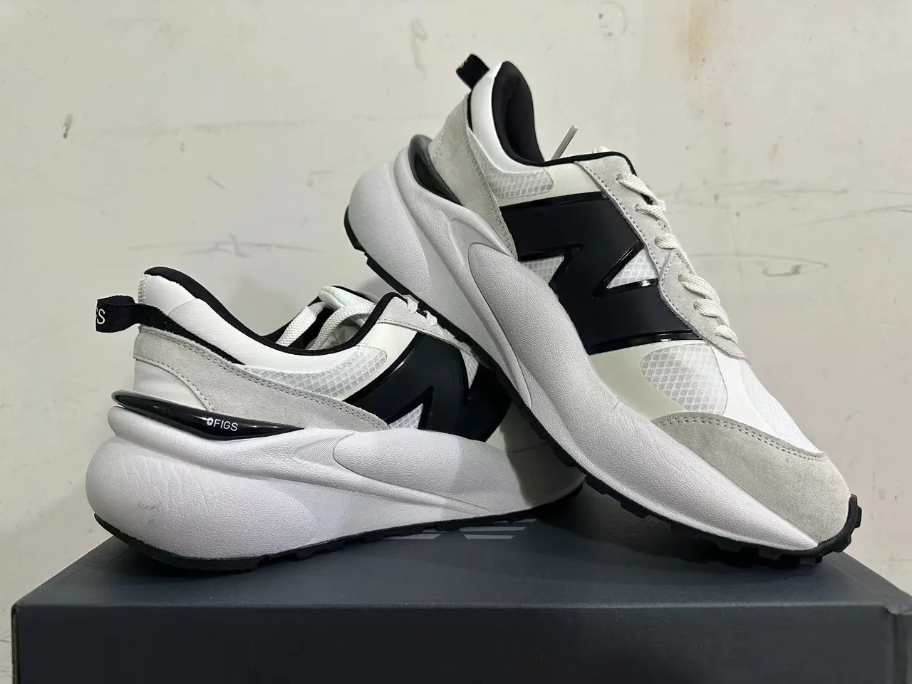 New Balance White Black Sculpted Sole Mixed-Material Upper Chunky Sneakers 5