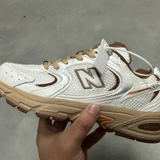 New Balance أبيض بني شبكي وتركيبة اصطناعية بيج وسط حذاء أسلوب حياة