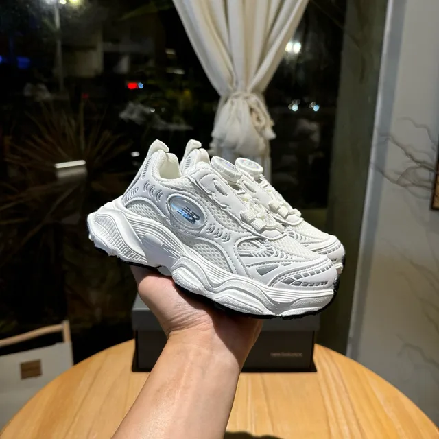 New Balance White Pink Sole Laceless Toggle Closure Chunky Sneakers 18