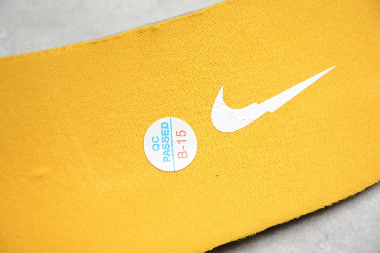 Nike Air Force 1 Black White Mustard Yellow Chaussures lifestyle 5