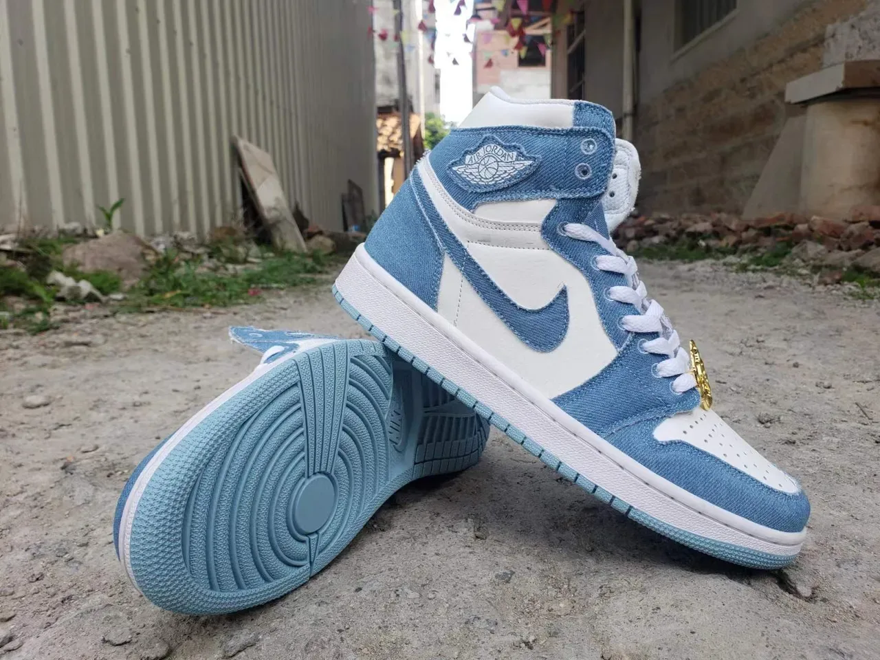 Nike Air Jordan 1 Azul Denim Branco Dourado Trava de Cadarço Tênis de Basquete 2