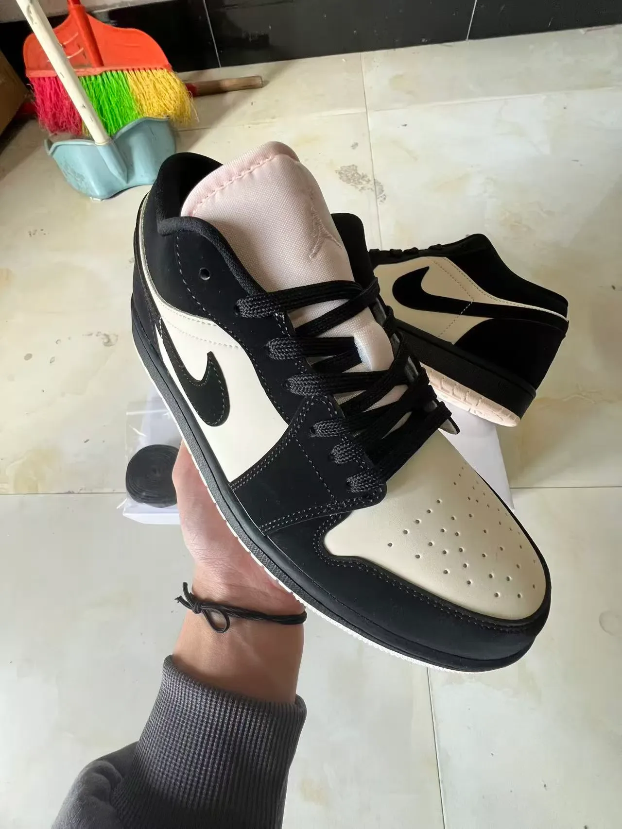 Nike Air Jordan 1 Low Noir et Crème Lifestyle Sneakers 2