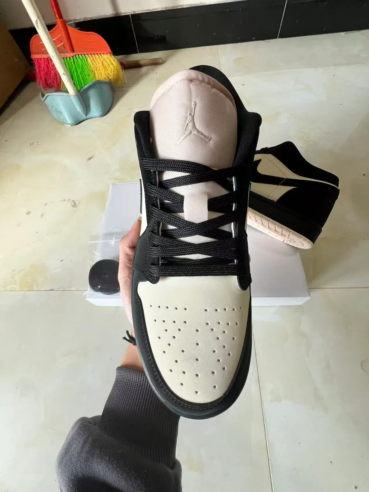 Nike Air Jordan 1 Low Noir et Crème Lifestyle Sneakers 3