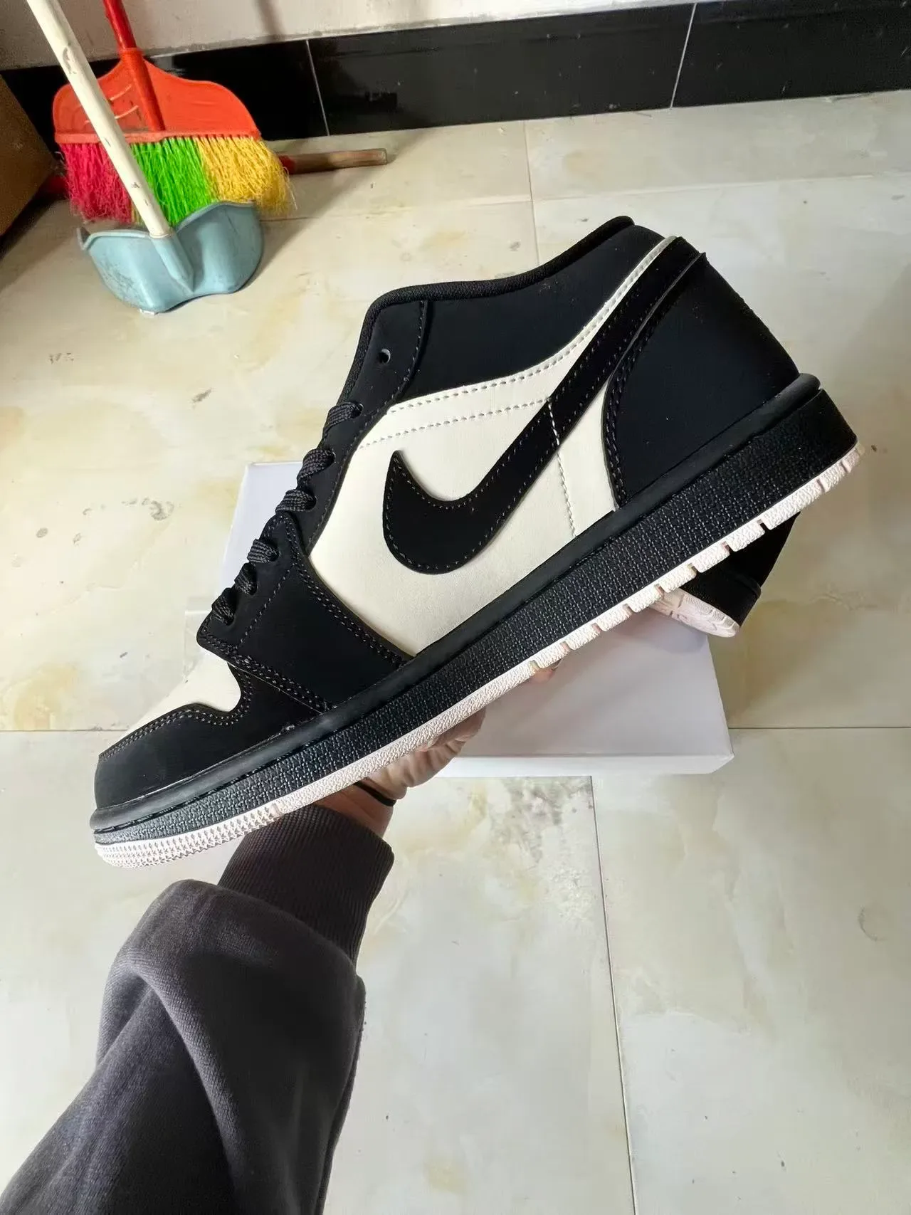 Nike Air Jordan 1 Low Noir et Crème Lifestyle Sneakers 5