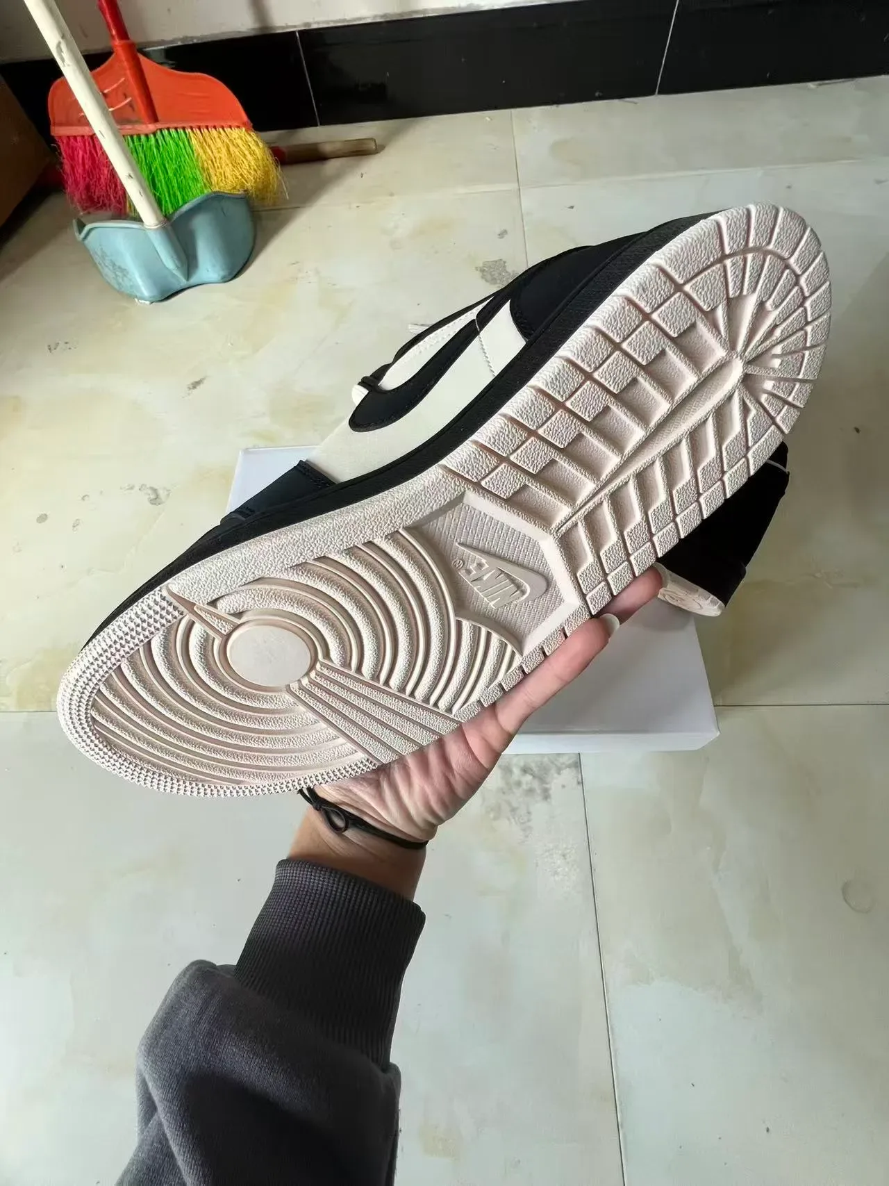 Nike Air Jordan 1 Low Noir et Crème Lifestyle Sneakers 6