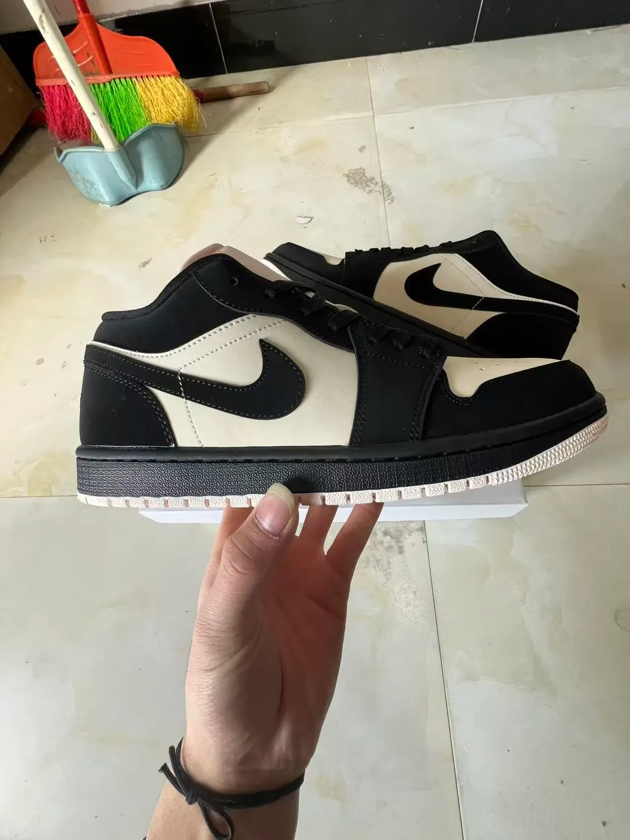 Nike Air Jordan 1 Low Noir et Crème Lifestyle Sneakers 7