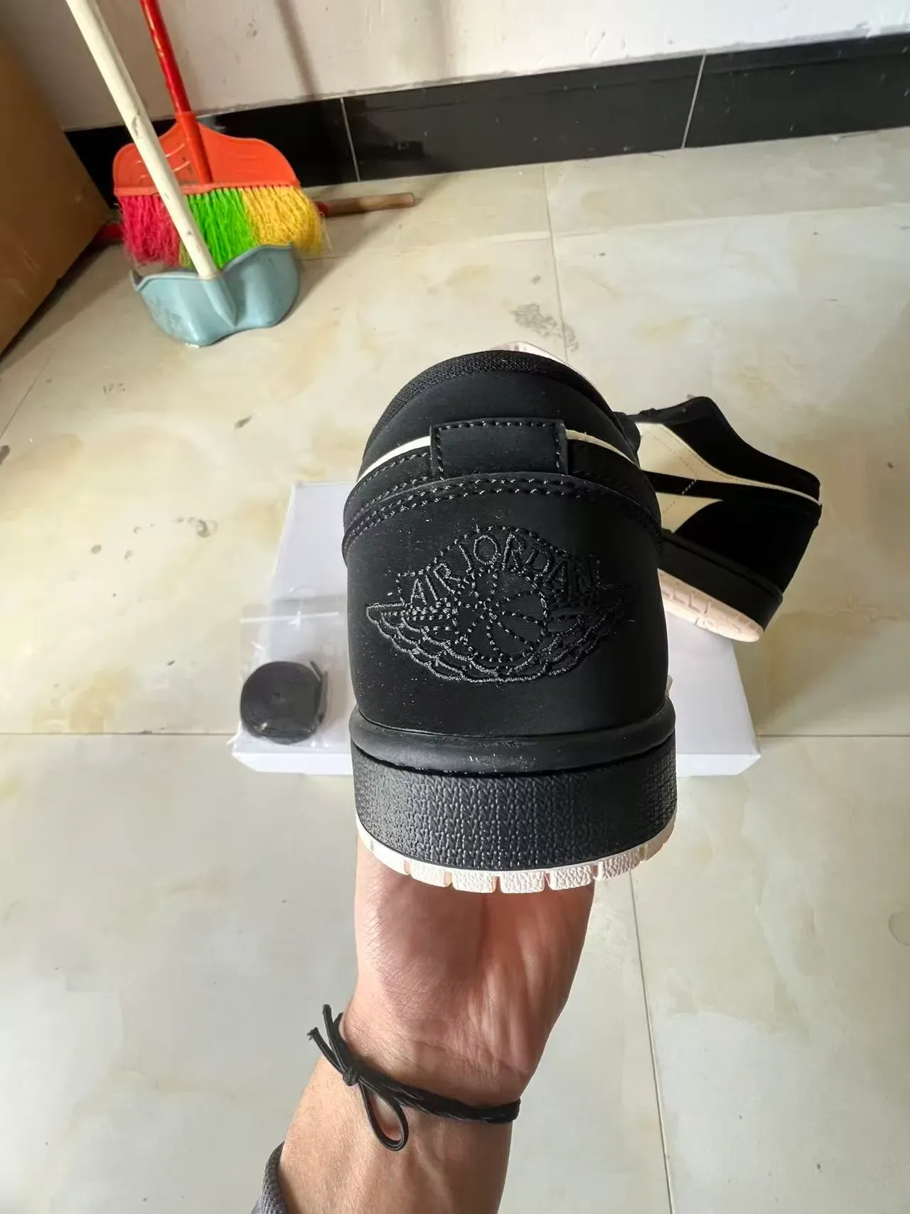 Nike Air Jordan 1 Low Noir et Crème Lifestyle Sneakers 8
