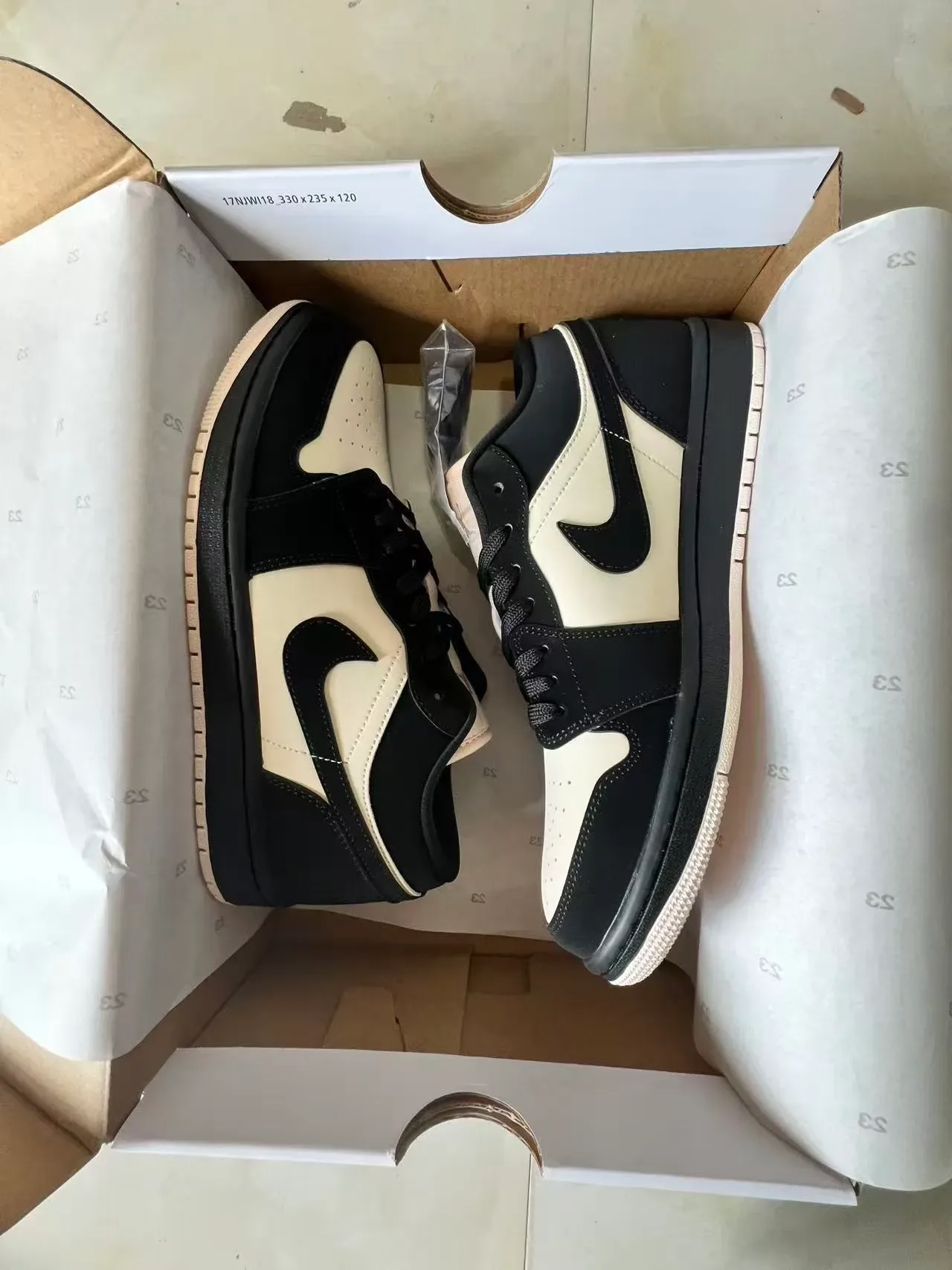 Nike Air Jordan 1 Low Noir et Crème Lifestyle Sneakers 9