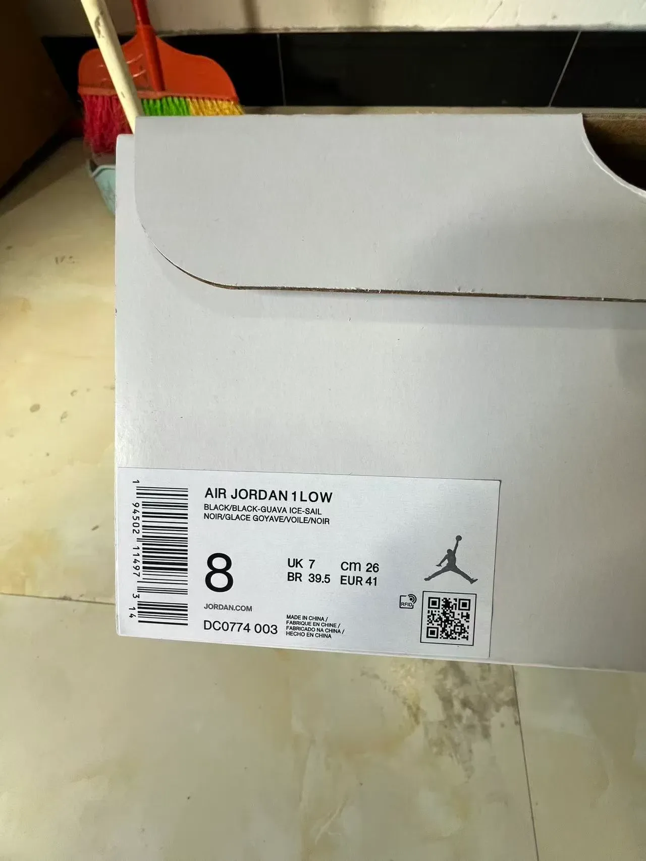 Nike Air Jordan 1 Low Noir et Crème Lifestyle Sneakers 10