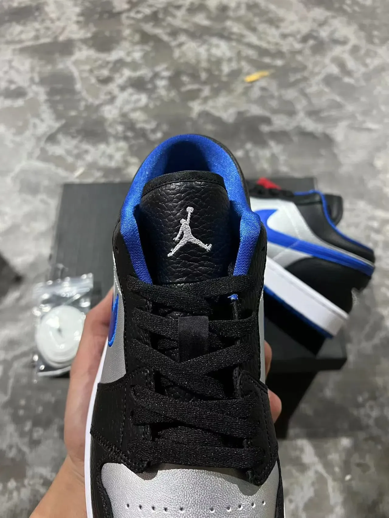 Nike Air Jordan 1 Low Noir, Argent, Bleu Royal Chaussures Lifestyle 4