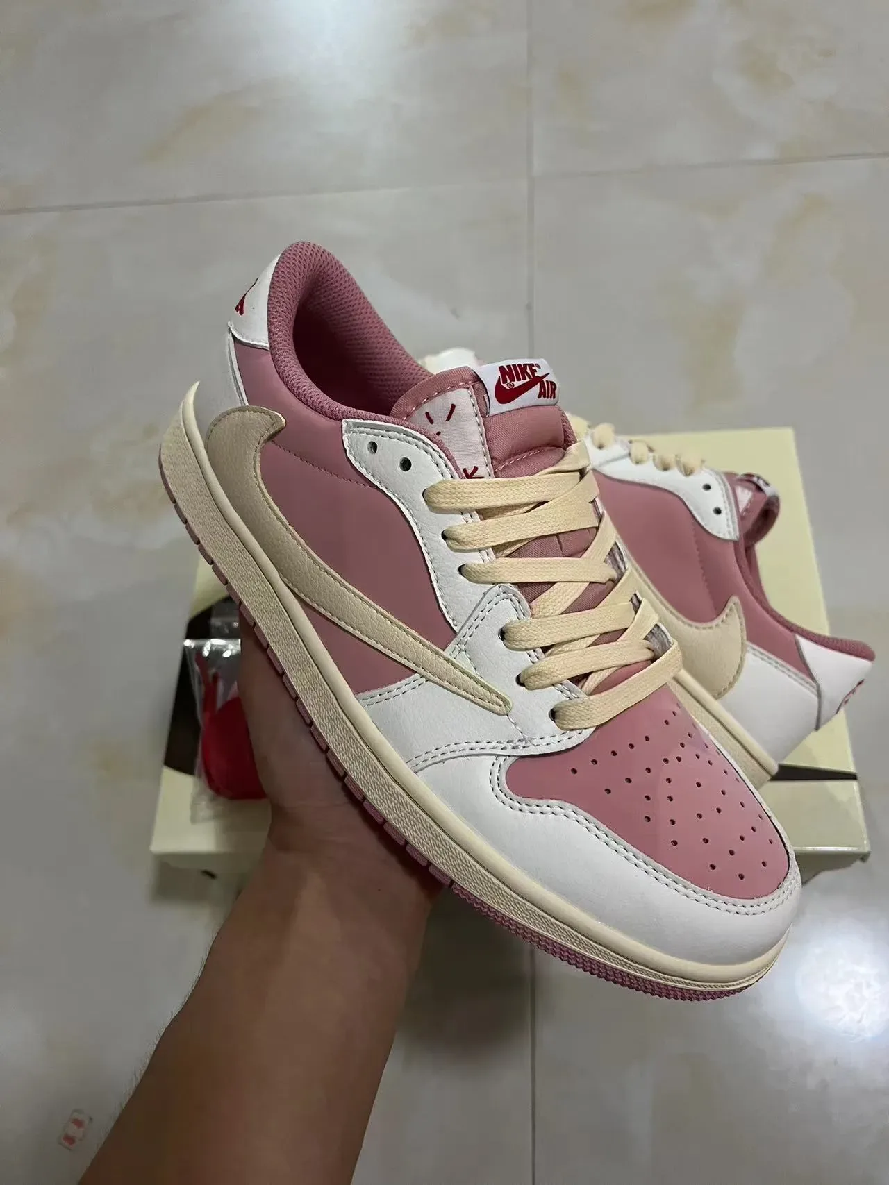 Nike Air Jordan 1 Low Chaussures Lifestyle Rose et Beige 2