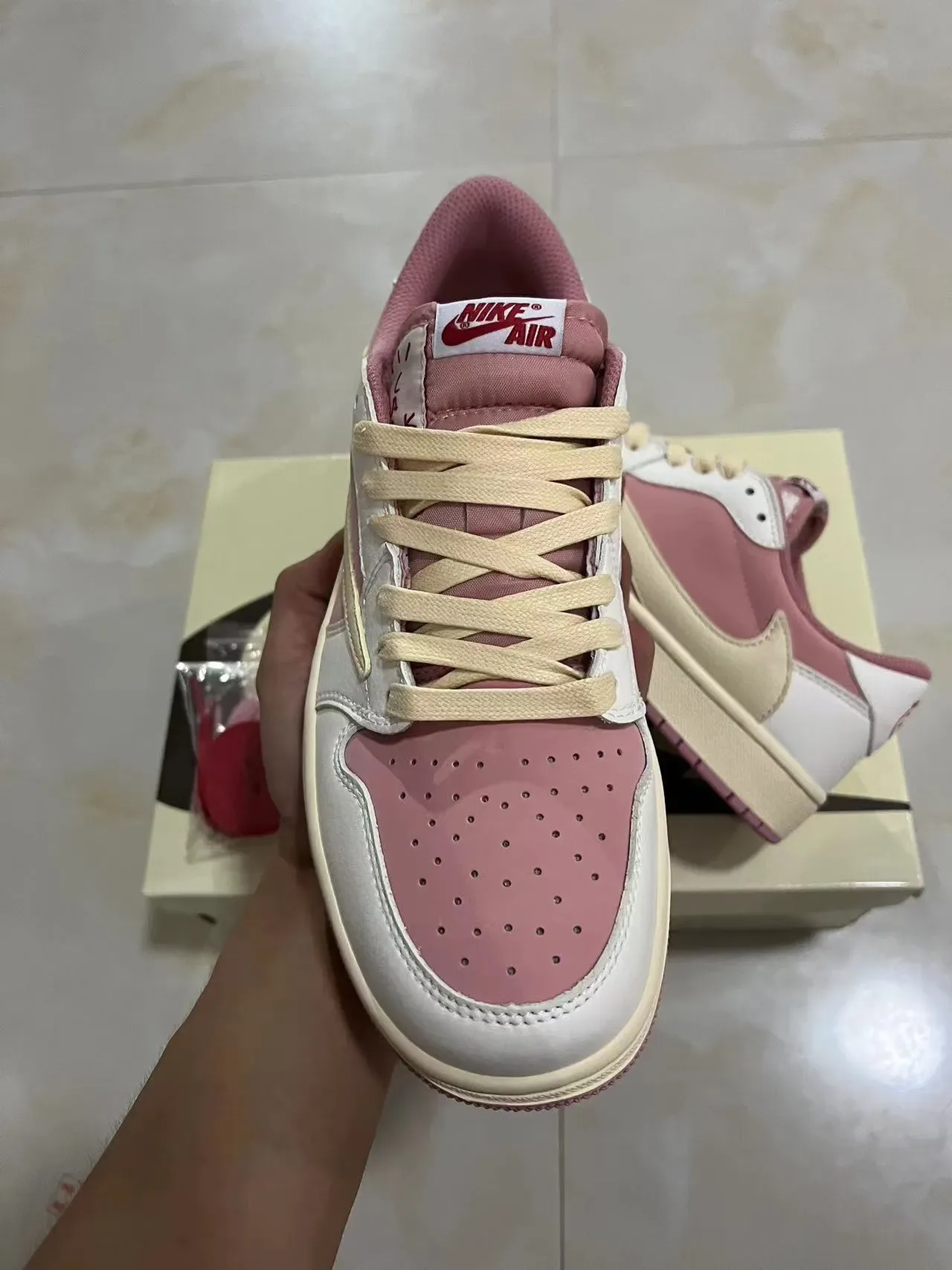Nike Air Jordan 1 Low Chaussures Lifestyle Rose et Beige 3