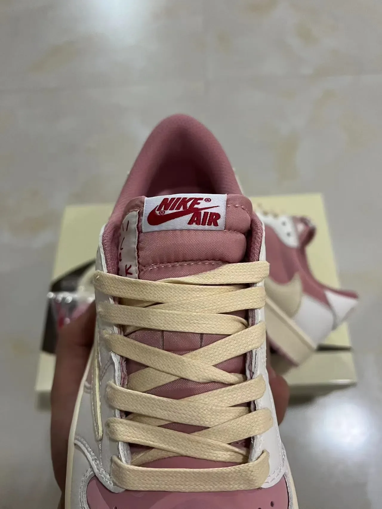 Nike Air Jordan 1 Low Chaussures Lifestyle Rose et Beige 4