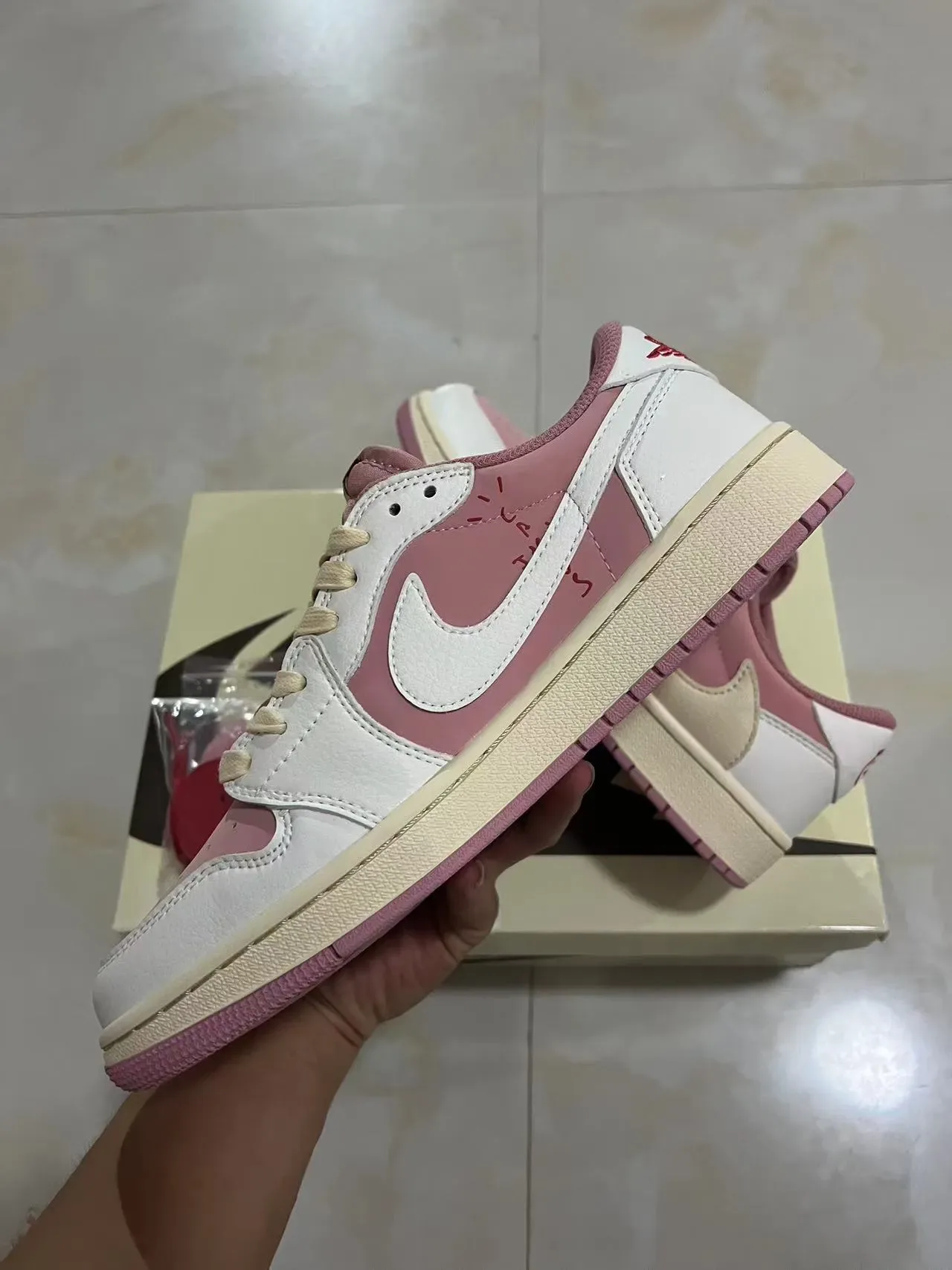 Nike Air Jordan 1 Low Chaussures Lifestyle Rose et Beige 5