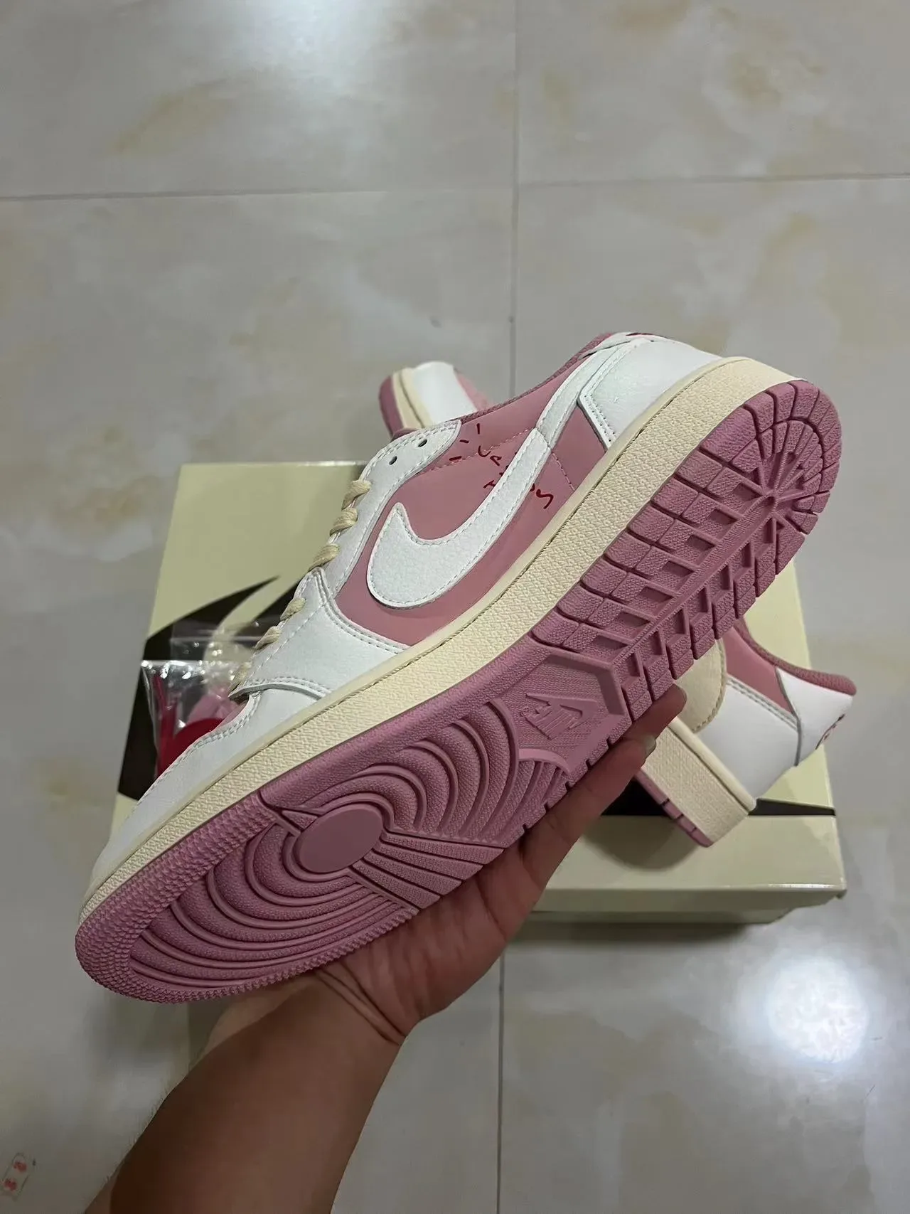 Nike Air Jordan 1 Low Chaussures Lifestyle Rose et Beige 6