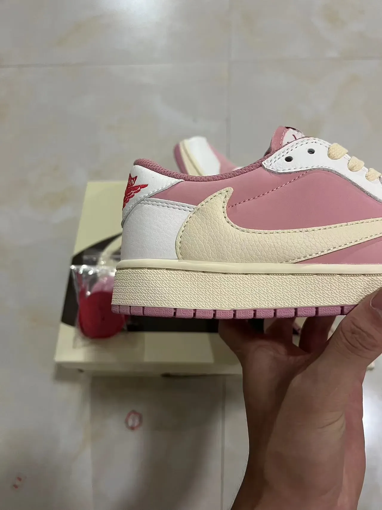Nike Air Jordan 1 Low Chaussures Lifestyle Rose et Beige 7
