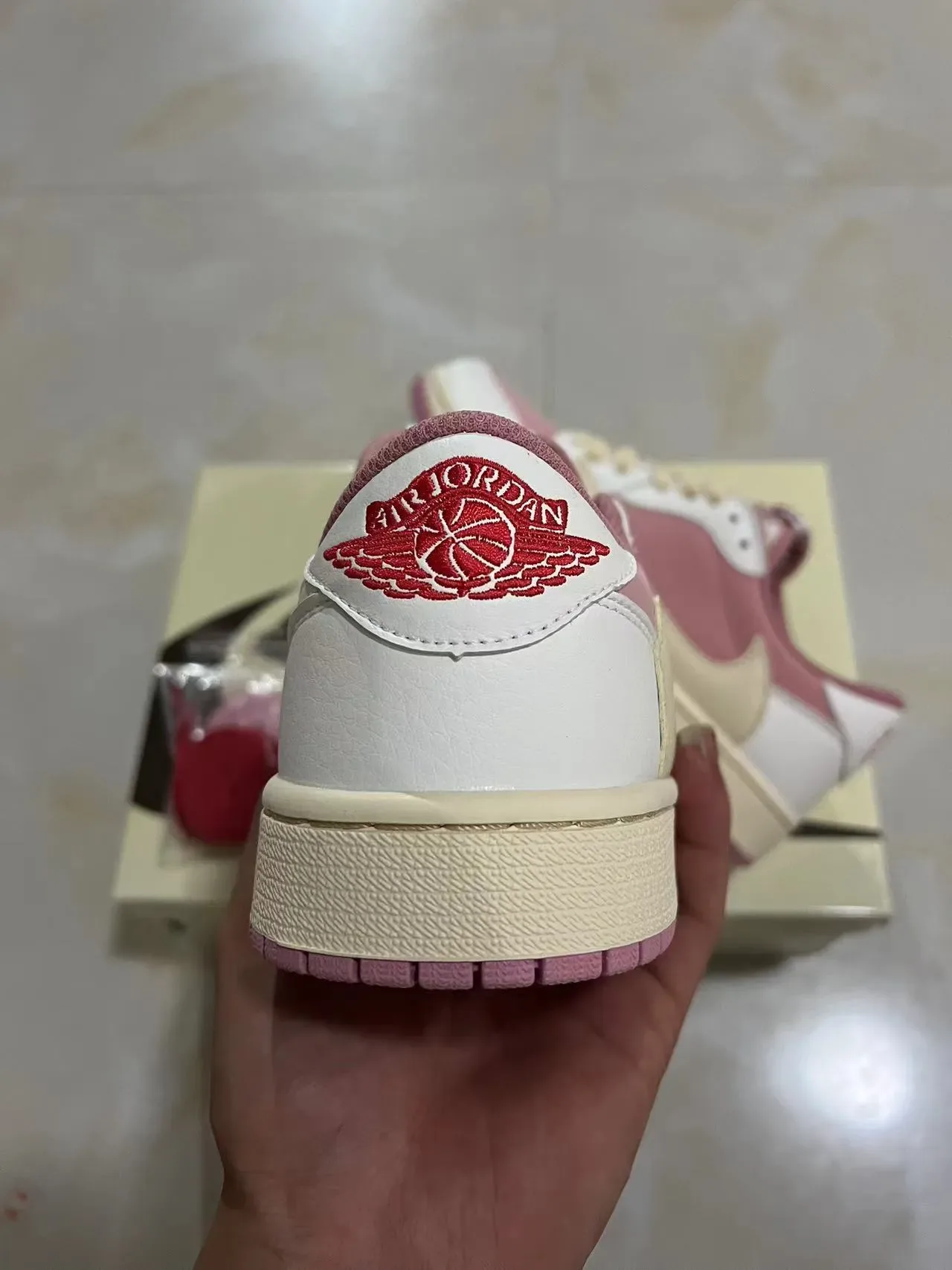Nike Air Jordan 1 Low Chaussures Lifestyle Rose et Beige 8