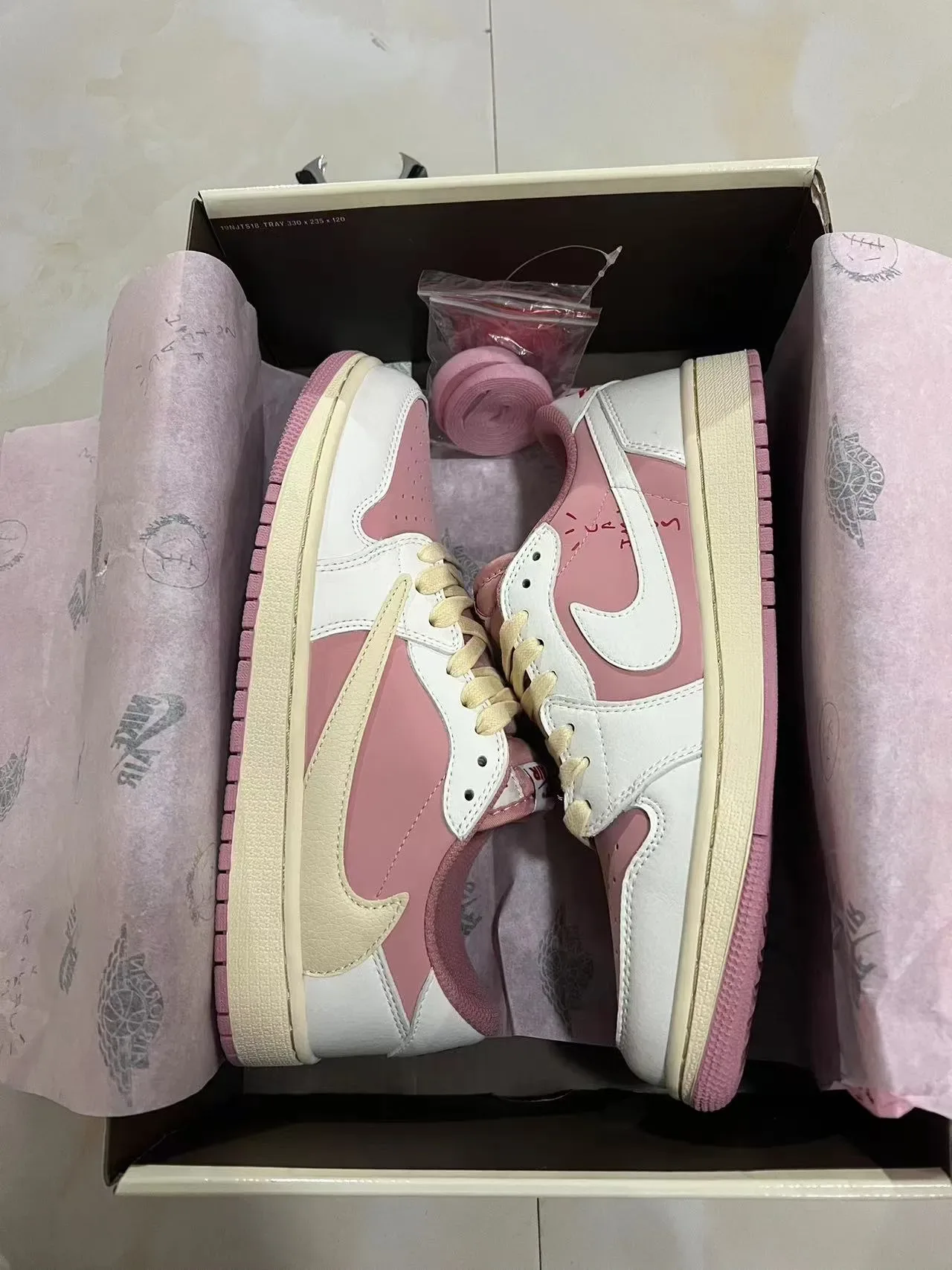 Nike Air Jordan 1 Low Chaussures Lifestyle Rose et Beige 9