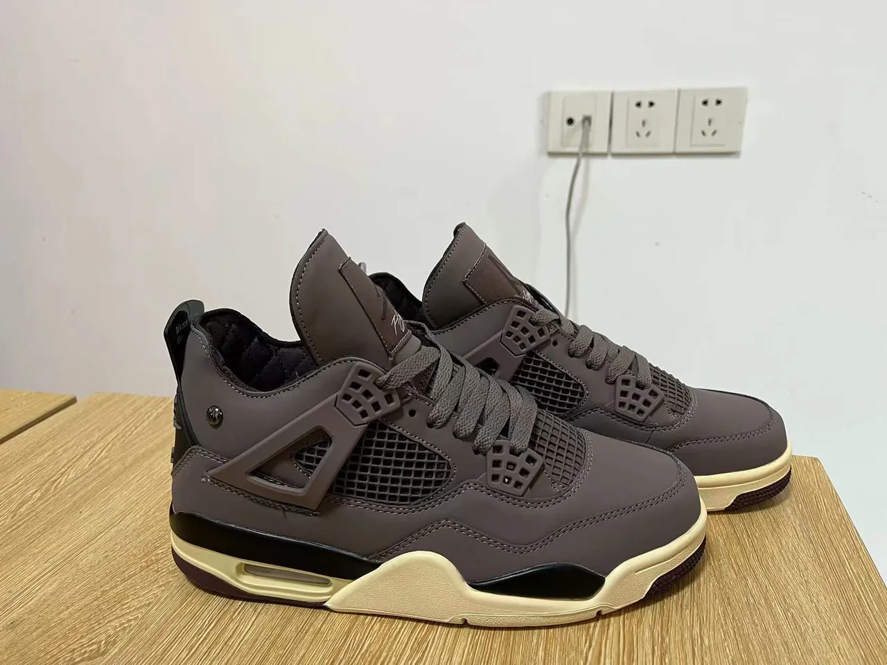 Nike Air Jordan 4 Dark Brown and Gold Basketball Shoes 2