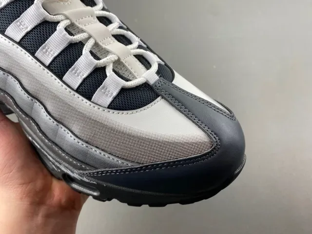 Nike Air Max 95 Argent Métallique et Noir Sneakers Lifestyle 2