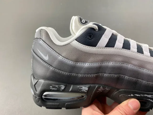 Nike Air Max 95 Argent Métallique et Noir Sneakers Lifestyle 3