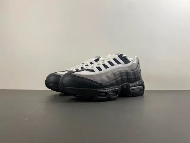 Nike Air Max 95 Argent Métallique et Noir Sneakers Lifestyle 10