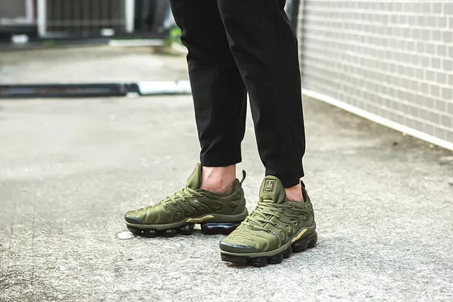 Nike Air VaporMax Plus Olive Green Metallic Gold Lifestyle Sneakers 7