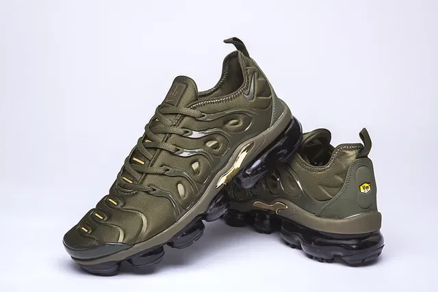 Nike Air VaporMax Plus Olive Green Metallic Gold Lifestyle Sneakers 9