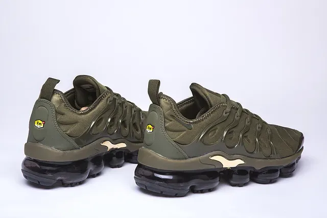 Nike Air VaporMax Plus Olive Green Metallic Gold Lifestyle Sneakers 10
