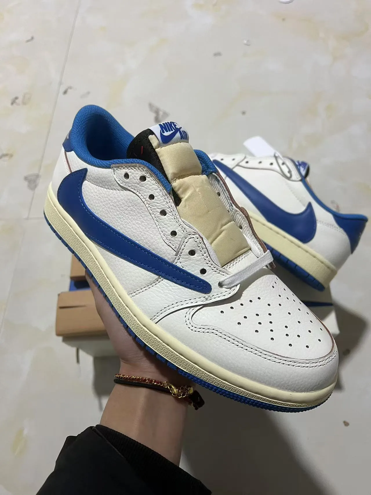Nike Beige Blue Low-Top Leather Upper Lifestyle Sneakers 2