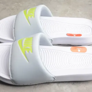 Nike Benassi JDI सफेद और हल्का भूरा चप्पल