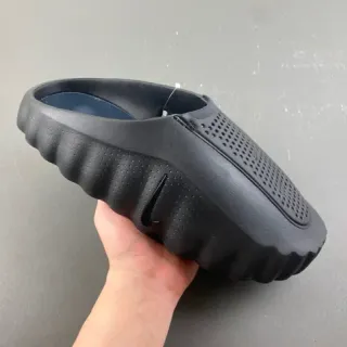 नाइक काला नीला molded monolithic sole perforated ventilation panel चप्पल