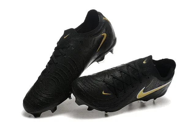 Nike Black Gold Chaussures de football à coupe basse avec upper en maille et système de lacets asymétrique pour terrain ferme 3