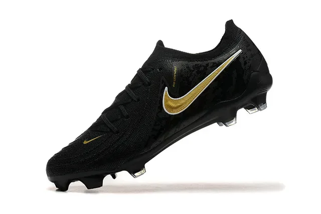 Nike Black Gold Chaussures de football à coupe basse avec upper en maille et système de lacets asymétrique pour terrain ferme 5