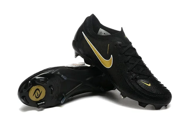 Nike Black Gold Chaussures de football à coupe basse avec upper en maille et système de lacets asymétrique pour terrain ferme 6