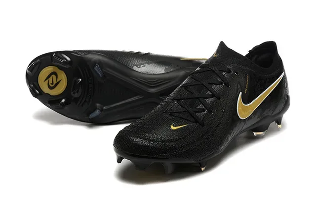 Nike Black Gold Chaussures de football à coupe basse avec upper en maille et système de lacets asymétrique pour terrain ferme 7