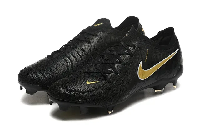 Nike Black Gold Chaussures de football à coupe basse avec upper en maille et système de lacets asymétrique pour terrain ferme 8
