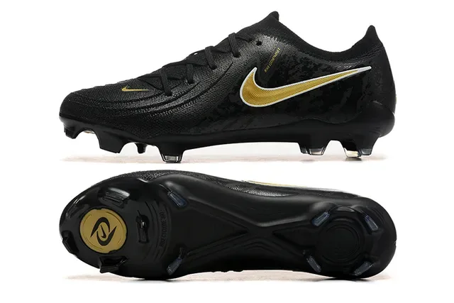 Nike Black Gold Chaussures de football à coupe basse avec upper en maille et système de lacets asymétrique pour terrain ferme 9