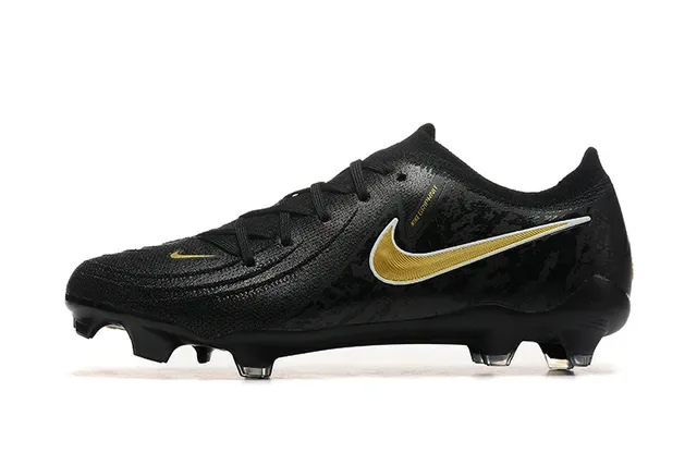 Nike Black Gold Chaussures de football à coupe basse avec upper en maille et système de lacets asymétrique pour terrain ferme 10