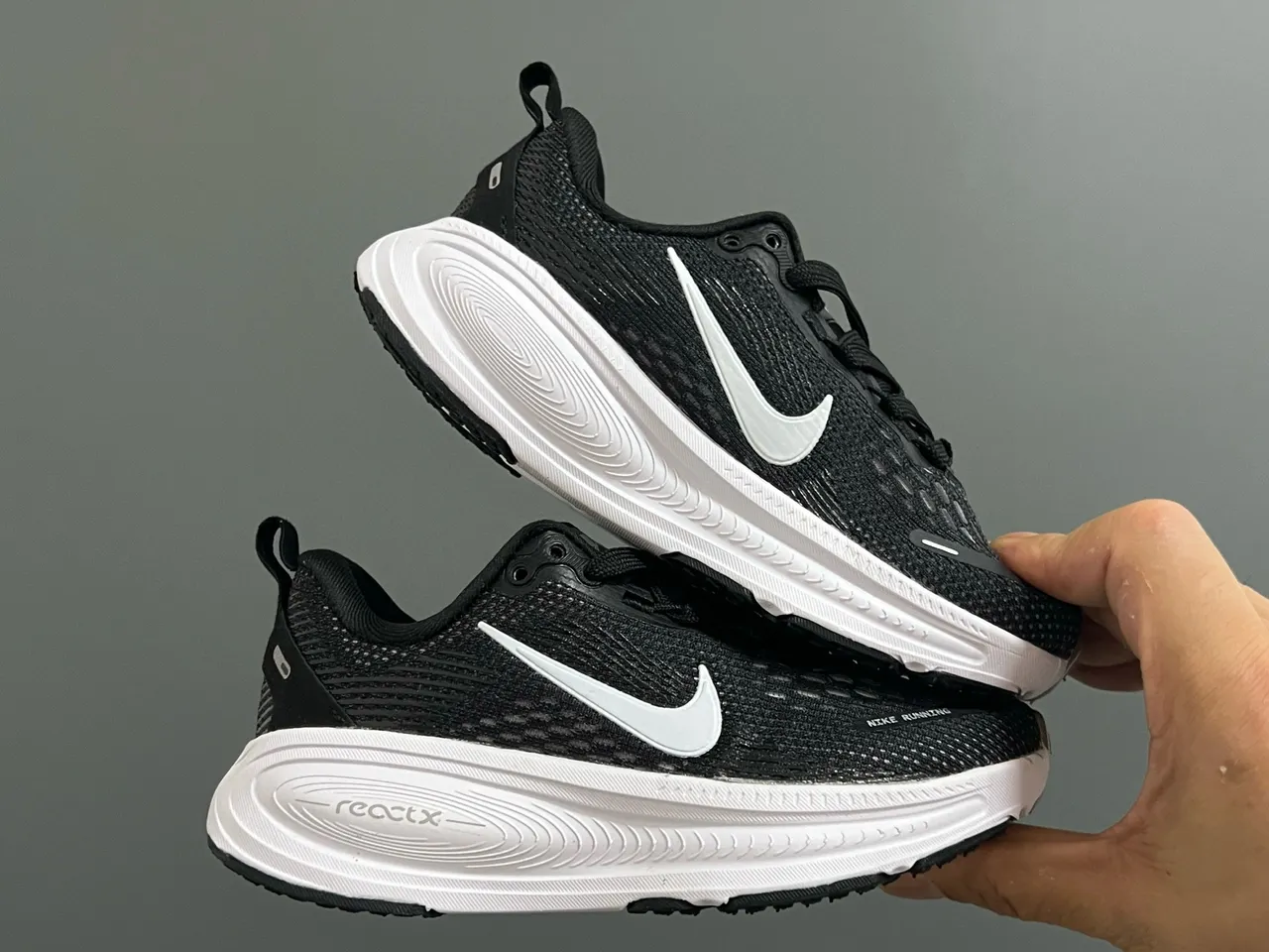 Nike Black Mesh Upper Wavy Midsole Running Shoes 18